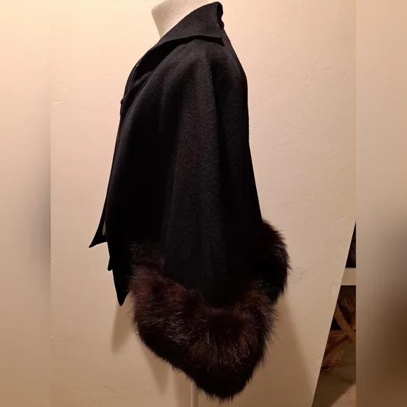 Vintage cashmere cape with fow fur trim✨️🫢🫨 - Picture 10 of 10